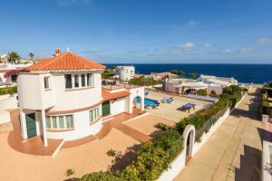 uma vista aérea de uma casa e do oceano em Villa Claudia by Villa Plus em S'Algar