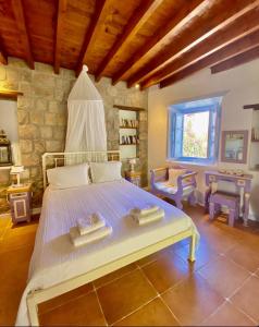 ein Schlafzimmer mit einem Bett mit zwei Büchern darauf in der Unterkunft Apanemo in Grikos