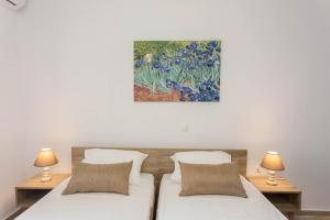 Postel nebo postele na pokoji v ubytování Hillside Seaview Apartment