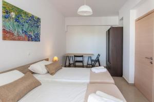 Postel nebo postele na pokoji v ubytování Hillside Seaview Apartment