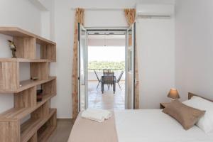 Postel nebo postele na pokoji v ubytování Hillside Seaview Apartment