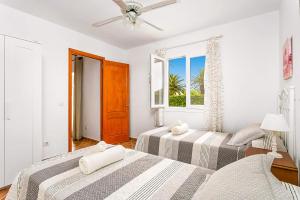 A bed or beds in a room at Villa Beltran by Villa Plus Még 12 kép