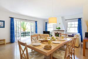 een eetkamer en een woonkamer met een tafel en stoelen bij Villa Alessandra by Villa Plus in Santo Tomás