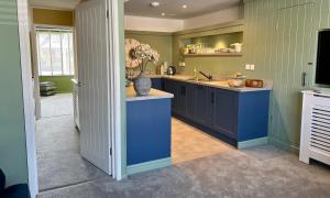 A kitchen or kitchenette at Luxury townhouse - your perfect retreat in Hertford