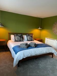 Tempat tidur dalam kamar di Luxury townhouse - your perfect retreat in Hertford