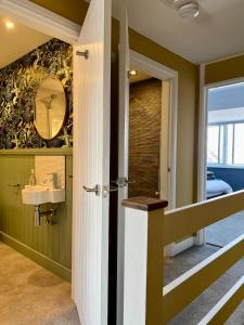 a bathroom with a sink and a mirror at Luxury townhouse - your perfect retreat in Hertford in Hertford