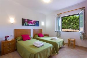 2 camas en una habitación con sábanas verdes y una ventana en Villa Santo Tomas by Villa Plus, en Santo Tomás 20 fotos más