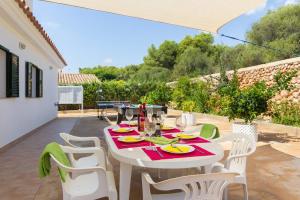 una mesa y sillas en el patio de una casa en Villa Santo Tomas by Villa Plus, en Santo Tomás