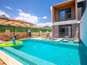 Πισίνα στο ή κοντά στο Villa Mayura