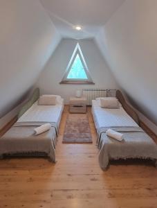 Ático con 3 camas y ventana en Apartment na poddaszu, en Augustów