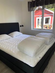 HammarにあるHarge Bad & Campingの窓付きのベッドルームの大型ベッド1台