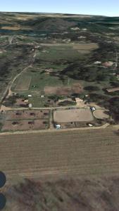 Una vista aérea de un campo con casas y edificios. en Studio Églantine, en Lorgues