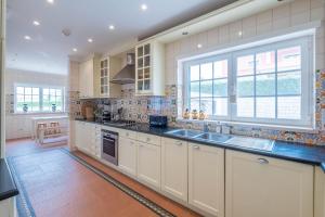 Kuchyň nebo kuchyňský kout v ubytování Deslumbrante Villa do Lago