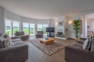 TV a/nebo společenská místnost v ubytování Deslumbrante Villa do Lago