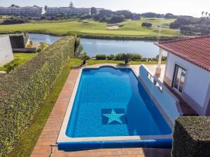 Bazén v ubytování Deslumbrante Villa do Lago nebo v jeho okolí