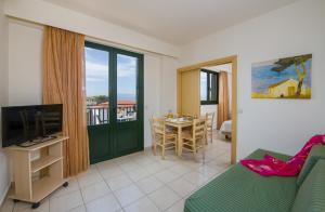 TV a/nebo společenská místnost v ubytování Margarita Beach Hotel