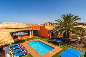 obraz willi z basenem w obiekcie Villa Duna Mar by Villa Plus w Corralejo