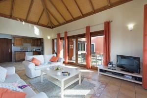 salon z kanapą i telewizorem w obiekcie Villa Duna Mar by Villa Plus w Corralejo