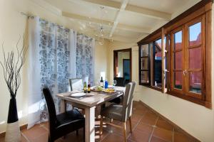 jadalnia ze stołem i krzesłami w obiekcie Villa Duna Mar by Villa Plus w Corralejo