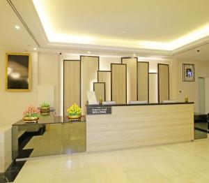 The George Hotel by Saffron, Dubai Creek في دبي: لوبي الفندق مع مكتب استقبال وكاونتر
