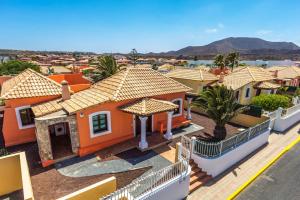 widok na dom pomarańczowy w obiekcie Villa Duna Mar by Villa Plus w Corralejo