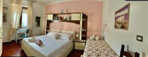 アルゲーロにあるB&B Shabby Chicの小さなベッドルーム(ベッド1台、鏡付)