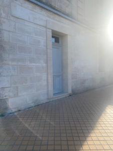 un bâtiment avec une porte et un mur en briques dans l'établissement Mieuxqualhotel jacuzzi privatif Le rond, à Bordeaux