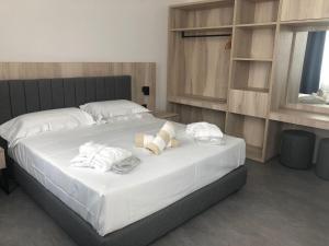 A bed or beds in a room at Baia dei Mulini Resort & Spa