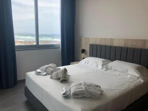 A bed or beds in a room at Baia dei Mulini Resort & Spa