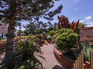 a garden with plants and a fence at Pentire House in Deal