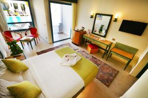 Habitación de hotel con cama grande y sala de estar. en Falcon Hills Hotel, en Sharm El Sheikh