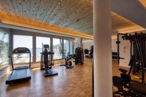 een fitnessruimte met loopbanden en fitnessapparatuur in een gebouw bij Imperiale Palace Hotel in Santa Margherita Ligure