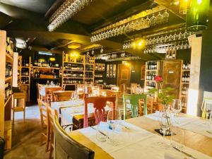 Un restaurante u otro lugar para comer en Osteria Pozzo 37 fotos más