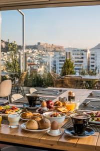 einen Tisch mit Essen drauf mit Blick auf die Stadt in der Unterkunft B4B Athens 365 in Athen