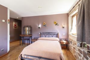 1 dormitorio con cama y pared de ladrillo en Apartamentos Y Posada El Cafetal en Polanco