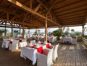 - un groupe de tables et de chaises dans un pavillon dans l'établissement Sultan of Dreams Hotel & Spa, à Kızılot