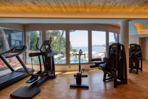 een fitnessruimte met loopbanden en een groot raam bij Imperiale Palace Hotel in Santa Margherita Ligure