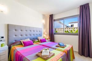 sypialnia z łóżkiem i dużym oknem w obiekcie Villa Ola by Villa Plus w Corralejo