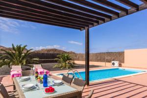 Bazén v ubytovaní Villa Palm View by Villa Plus alebo v jeho blízkosti