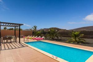 Bazén v ubytovaní Villa Palm View by Villa Plus alebo v jeho blízkosti