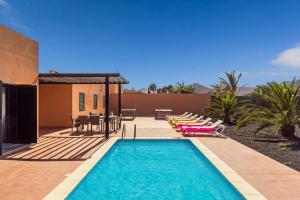 Bazén v ubytovaní Villa Palm View by Villa Plus alebo v jeho blízkosti