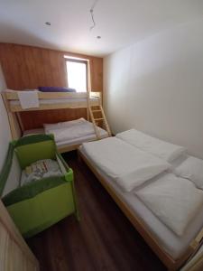 Posteľ alebo postele v izbe v ubytovaní Apartmany Milano s výrivkou a terasou