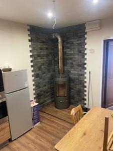 Kuchyňa alebo kuchynka v ubytovaní Apartmany Milano s výrivkou a terasou