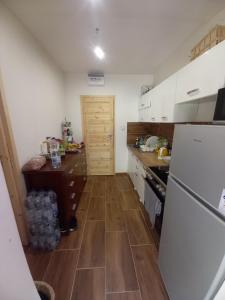 Kuchyňa alebo kuchynka v ubytovaní Apartmany Milano s výrivkou a terasou