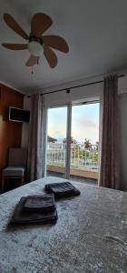 Łóżko lub łóżka w pokoju w obiekcie SunRise Den, a pie de playa, vista al mar y piscina