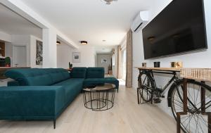 TV a/nebo společenská místnost v ubytování Luxury Apartment Maravic with Private Pool