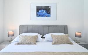 Postel nebo postele na pokoji v ubytování Luxury Apartment Maravic with Private Pool
