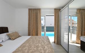 Postel nebo postele na pokoji v ubytování Luxury Apartment Maravic with Private Pool