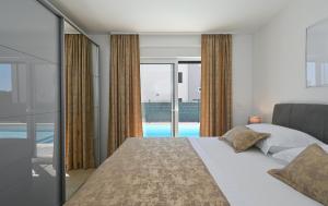 Bazén v ubytování Luxury Apartment Maravic with Private Pool nebo v jeho okolí