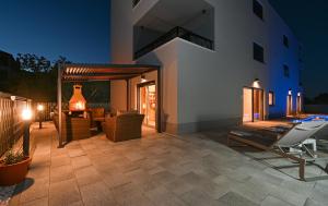 Patio nebo venkovní prostory v ubytování Luxury Apartment Maravic with Private Pool